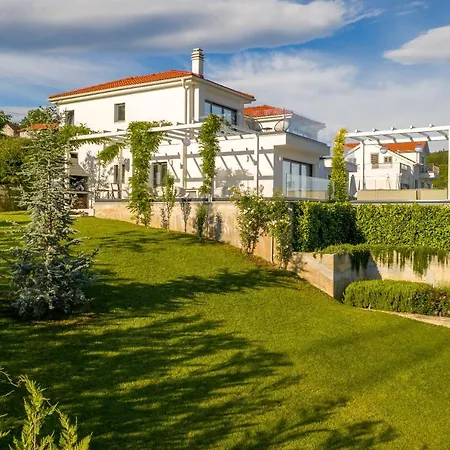 Elegance * Sinj